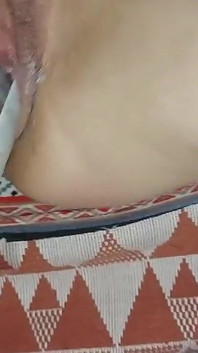 보지에 있는 거대한 병, 가능한 한 깊게 쑤셔. 질 파열
