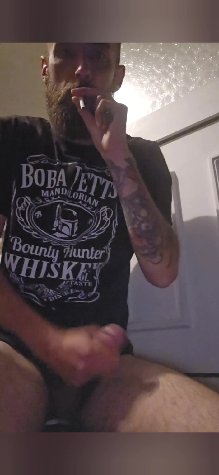 Smoking stoker: Grote lul trekt af met rokende fetisj cumshot