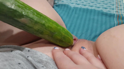 LadyRed: Ich liebe es, mich mit gemüse, gurke zu ficken
