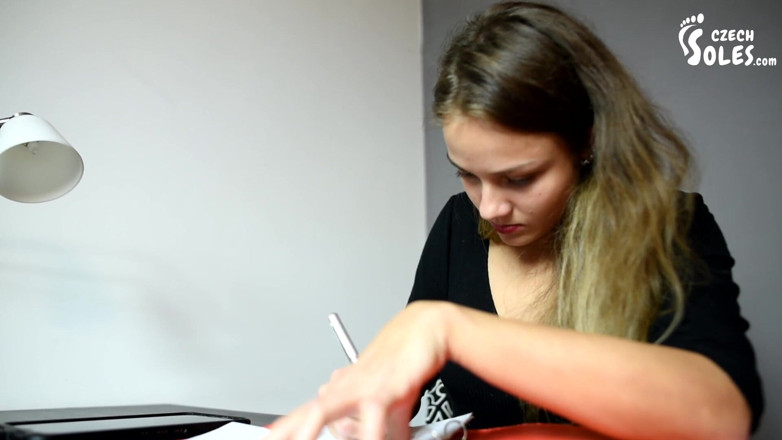 Czech Soles - foot fetish content: Unter dem schreibtisch und an ihren sexy füßen und absätzen