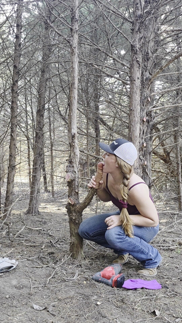 NaughtyRedFarmgirl: Une rousse baise une chatte dans les bois en squirte...