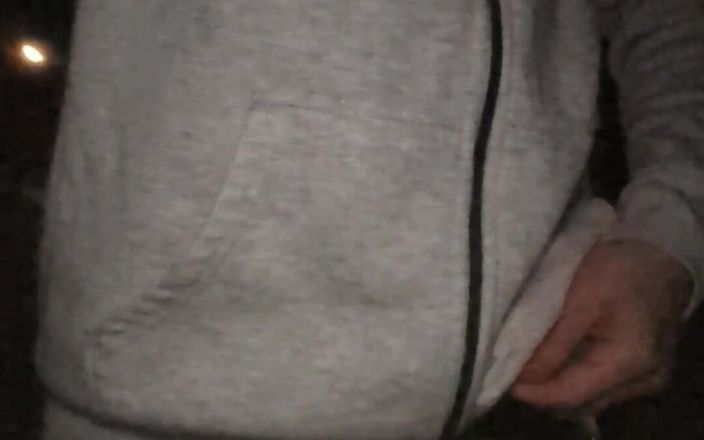 kinkygaynudist: Мужчина-гей выходит на улицу и показывает свой член
