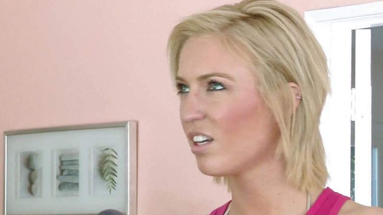 Dark Alley Orgy: 오지는 난교에서 두구멍 따먹히는 사랑스러운 금발 밀프