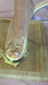 Ich zerquetschen bananen mit meinen schönen beinen in high heels