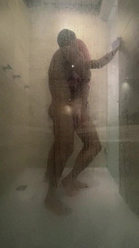 Femboy Viene Scopata Da Uno Sconosciuto Nel Bagno Dell'hotel Dove È in Vacanza Con La Famiglia