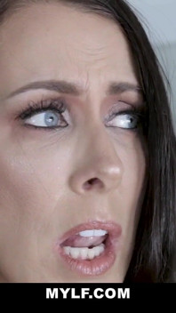 Czarna bielizna MILF Reagan Foxx wytryski