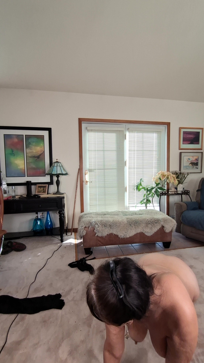 Zilah Luz: 털이 무성한 보지를 자위하고 좋아하는 딜도로 자위