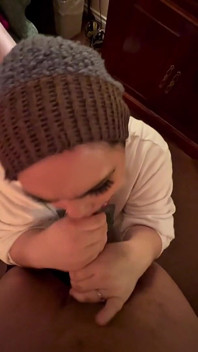 Faccio questo cuck ingabbiato guardami succhiare