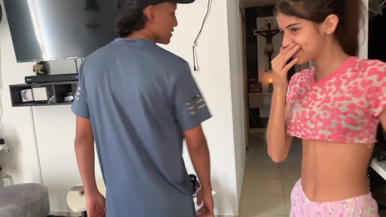 TUflacasex123: Wat heerlijk als mijn stiefzus me haar laat bezoeken terwijl...