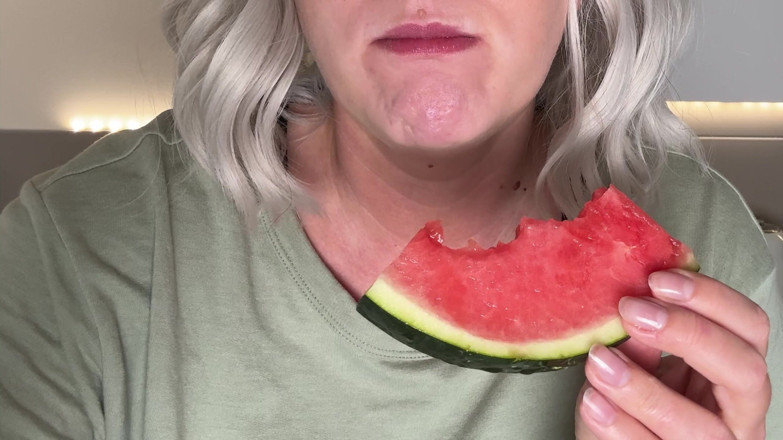 Emma Voyeur: Sappige watermeloen puinhoop - kletsnatte broekverrassing!
