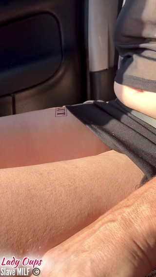 Lady Oups: Esibizionismo in Micro gonna schiavo tatoo e grandi tette