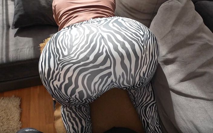 Booty ass x: 섹스에서 큰 엉덩이 힌트와 그녀의 새로운 레깅스를 보여주는 배다른 여동생