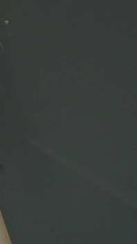 Teenagerka se zavázanýma očima je ošukaná dvěma muži