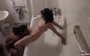Czech Pornzone: 饥渴的18女郎在浴室里做爱