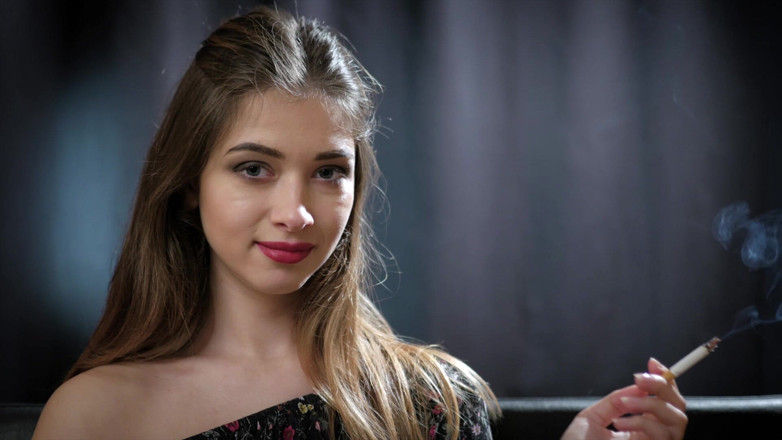 Russian Smokers: Dreamy Lady Irina ukazuje své kouření v detailním videu