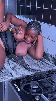 Une Chatte Hardcore Crémeuse Dans La Cuisine
