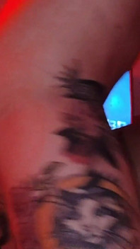 Der Twink in schwarzem Jockstrap lernt, wie sich ein echtes hämmern anfühlt
