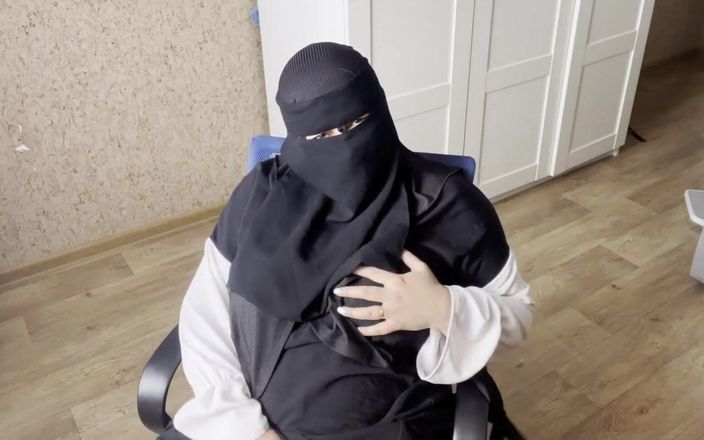 Lux Eva: Moslima masturbeert in hijab