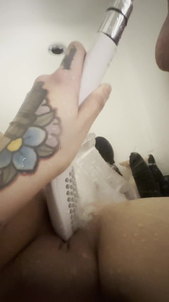 Cassidy Claire: Duş başlığımı siktim ve pişman değilim