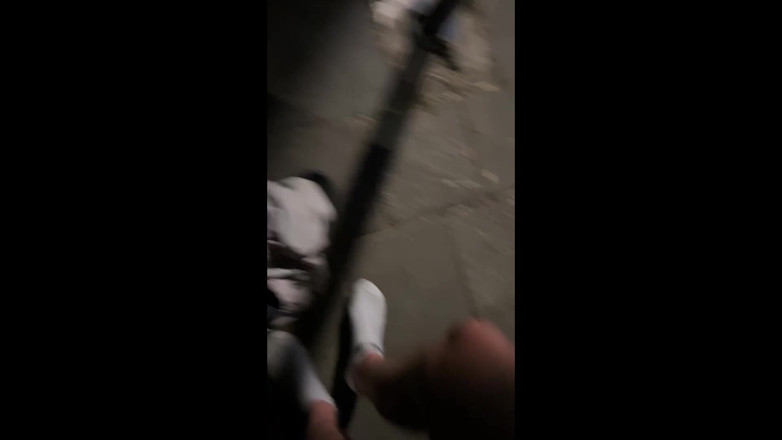 Riskiedik: Montrer sa bite en public dans la rue
