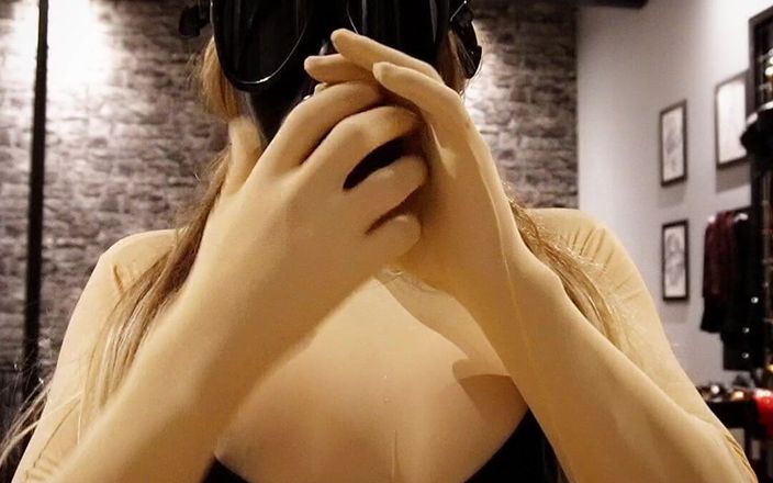 Hooded June: Nueva máscara de sexo