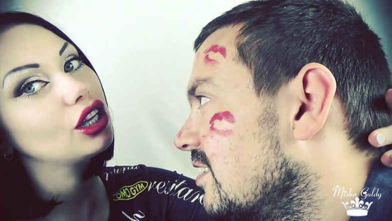 Goddess Misha Goldy: Alexa pokrývá červenou lesklou rtěnkou a líbá ho po celé tváři!