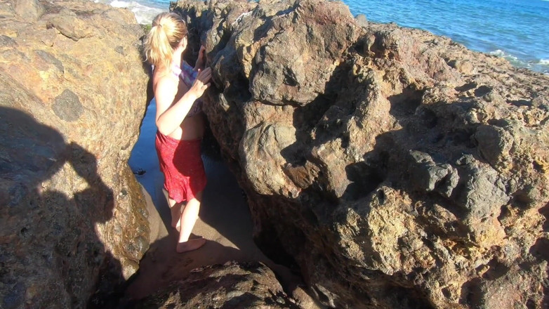 Erin Electra: Blonde tour guide blows tourist on the beach then fuck...