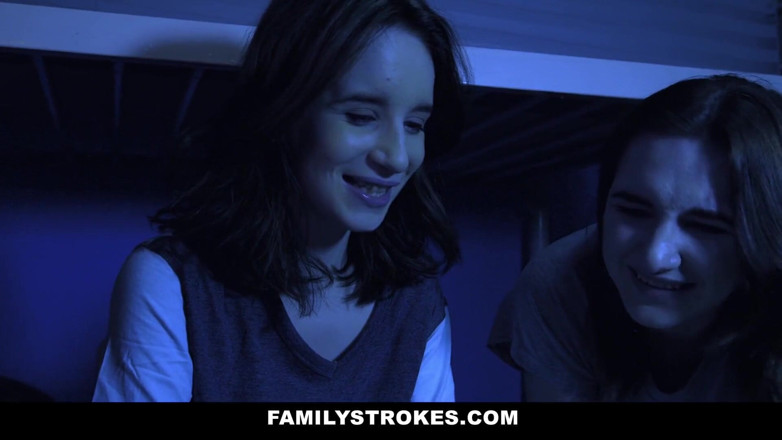 Family Strokes: 枕ファイターと枕噛み