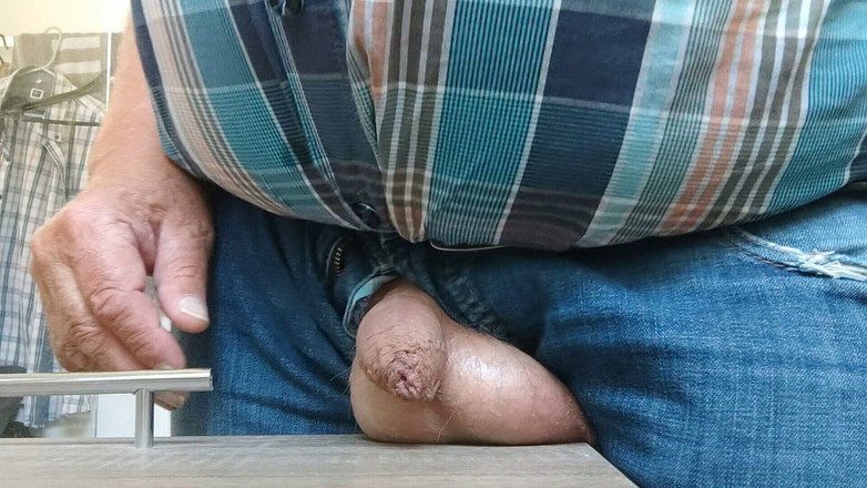 Karlchengeil: Ciągnięcie kutasa, rozpryskiwanie moich piłek na stole,