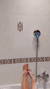 La posa sexy di selena ed il piacere in bagno