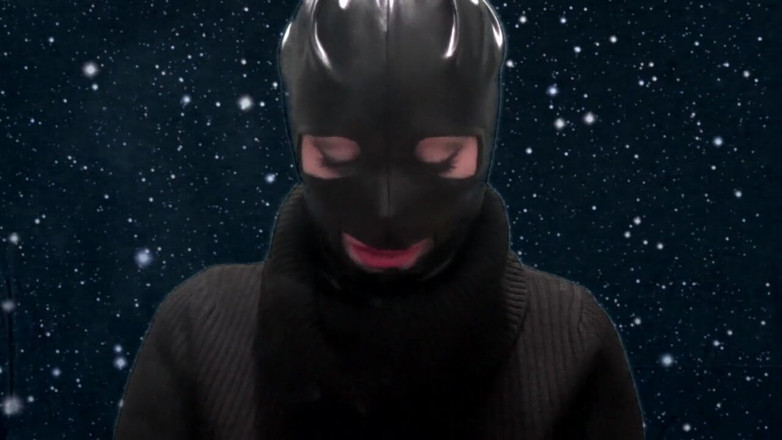 Goddess Misha Goldy: Fumând și tachinându-te cu o mască de latex