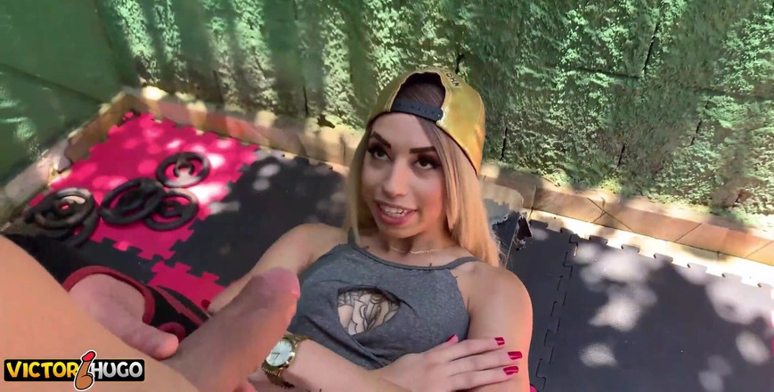 VictorHugo: 彼女のマンコに私の硬いチンポを入れました