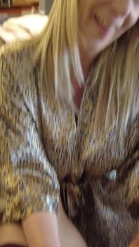 İri göğüslü olgun orta yaşlı seksi üvey anne Danni Jones üvey oğlunun iki pisliğini temizlemek zorunda