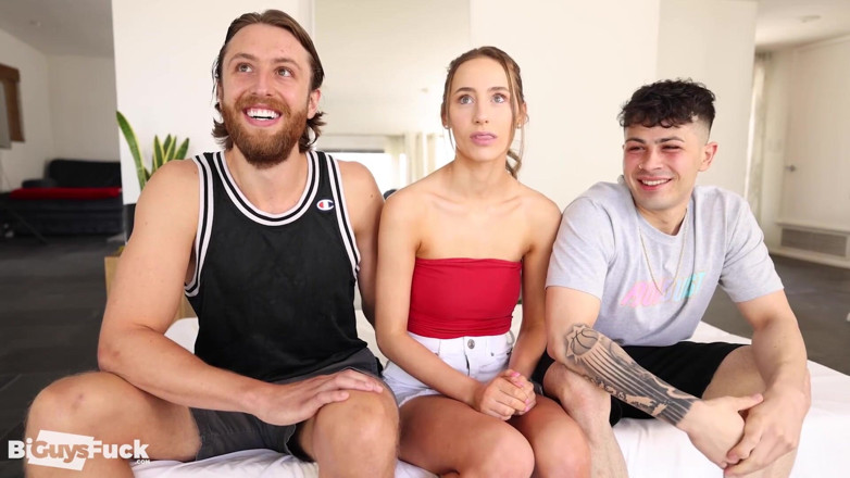 Bi Guys Fuck: Thomas menggunakan zakar besarnya untuk meregangkan Madison dan Franco bergaya!