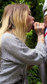 Zeer sletterig schattig meisje praat vies, masturbeert en kreunt hard van orgasmes