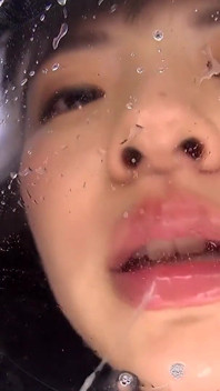 Klaslokaal idool pov: Yukari Miyazawa's natte tongkus overstroomt je gezicht met dikke spuug terwijl ze op het bureau maalt.