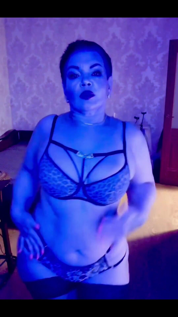 KarmenMilf: खूबसूरत विशालकाय महिला पर नया अधोवस्त्र