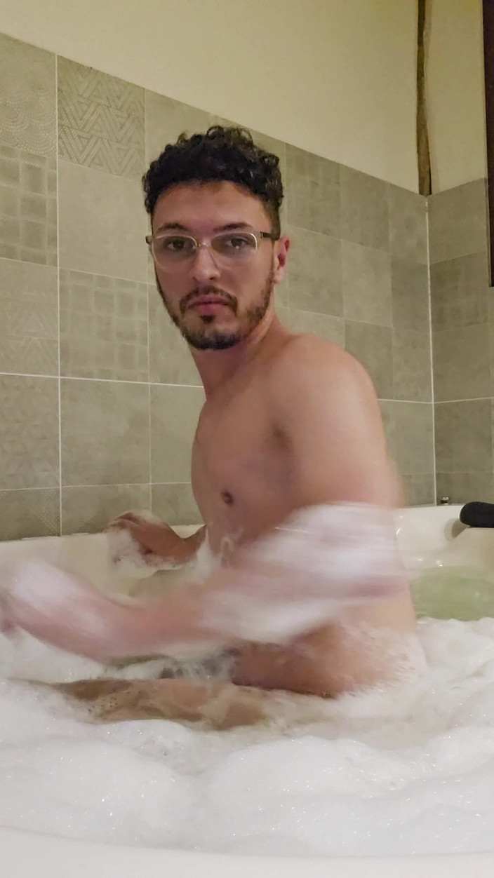 Pvt gloryhole br (brazil): Benimle birlikte bu küvete girer misin?