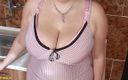 Big Breast: 微胖成熟的妻子抚摸她的阴户并弹跳她巨大的奶子