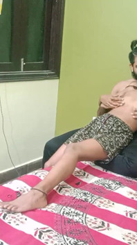 Jugosa novia india flaca de 18 años follada por dotado indio