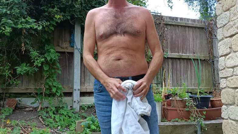 Rockardglans: Ao ar livre vestindo jeans, pau duro close-up pingando precum