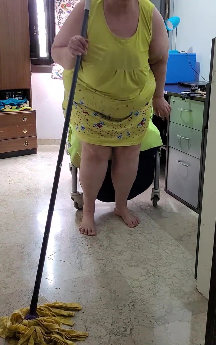 CoolMarina: Coolmarina. Oude schoonmaakster wordt geil op het werk