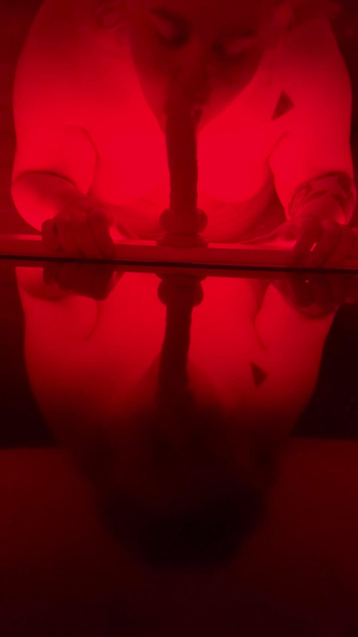 Quinnicide: BBW MILF nimmt dildo schmutzig pOV tief in den hals