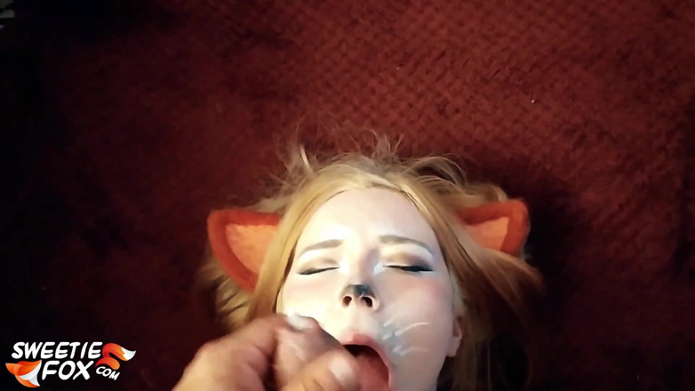 Sweetie Fox: Красуня робить глибокий мінет після гри в костюмі лисиці, сперма в рот
