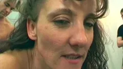 Madrastra alemana de clase superior traga una enorme carga de semen en gangbang