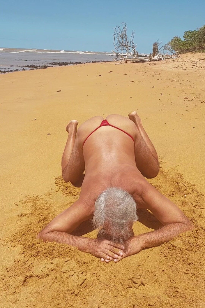 Ladysilvas: Ladysilva Shemale na plaży w majtkach pokazując jej gorący tyłek