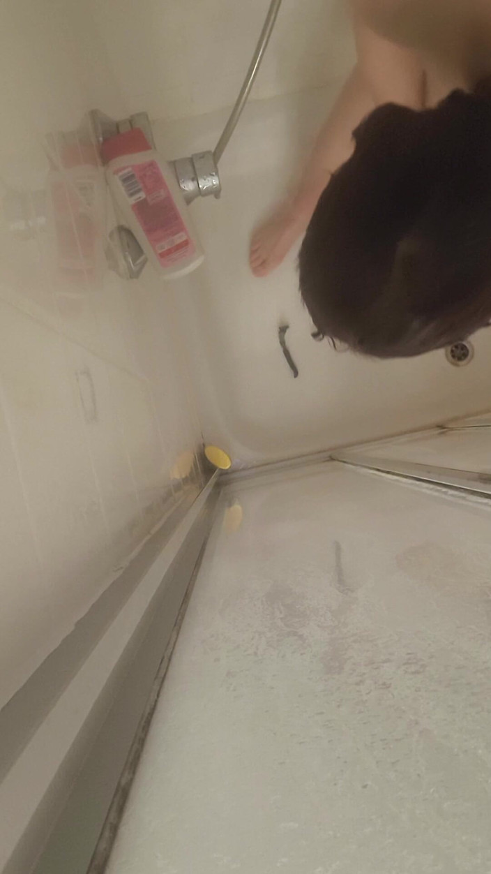 JanineLang: Cực khoái khi tắm và cạo râu