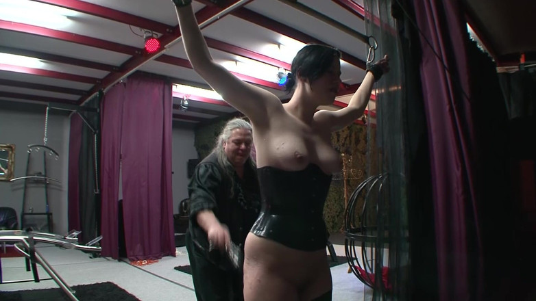 German BDSM MMV: BDSM - Utilizarea dură a unei jucărie supusă în lanțuri