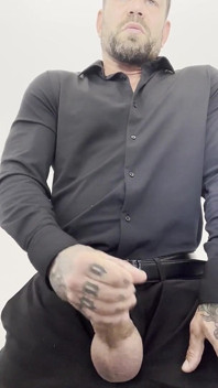 Snygg Blir Tatuerad I Kostym