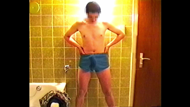 Mark Hannes: Dương vật cương cứng đi tiểu và thủ dâm với máy ảnh...